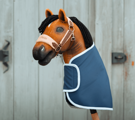 Hobby Horse från LarDen, en käpphäst med blått täcke med vit kant och grimma