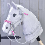 Grå käpphäst i plysch med repset Rosie: grå repgrimma med flätad rosa nosrem och matchande grå tyglar