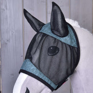 Hobby Horse flugmask De Luxe Turquoise på nära håll från sidan: svarta nätöron, ögonnät och turkos kant