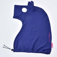 Hobby Horse skyddsdräkt liggande platt, marinblå lycra med ögonöppning, snörstopp och rosa LarDen-tryck och etikett