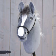 Hobby Horse Beauty framifrån med vit bläs, mörkgrå pannlugg av päls och svart grimma
