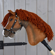 Hobby Horse Cooper med svart grimma i profil med sänkt huvud, tjock kopparfärgad man som hänger över den bruna halsen