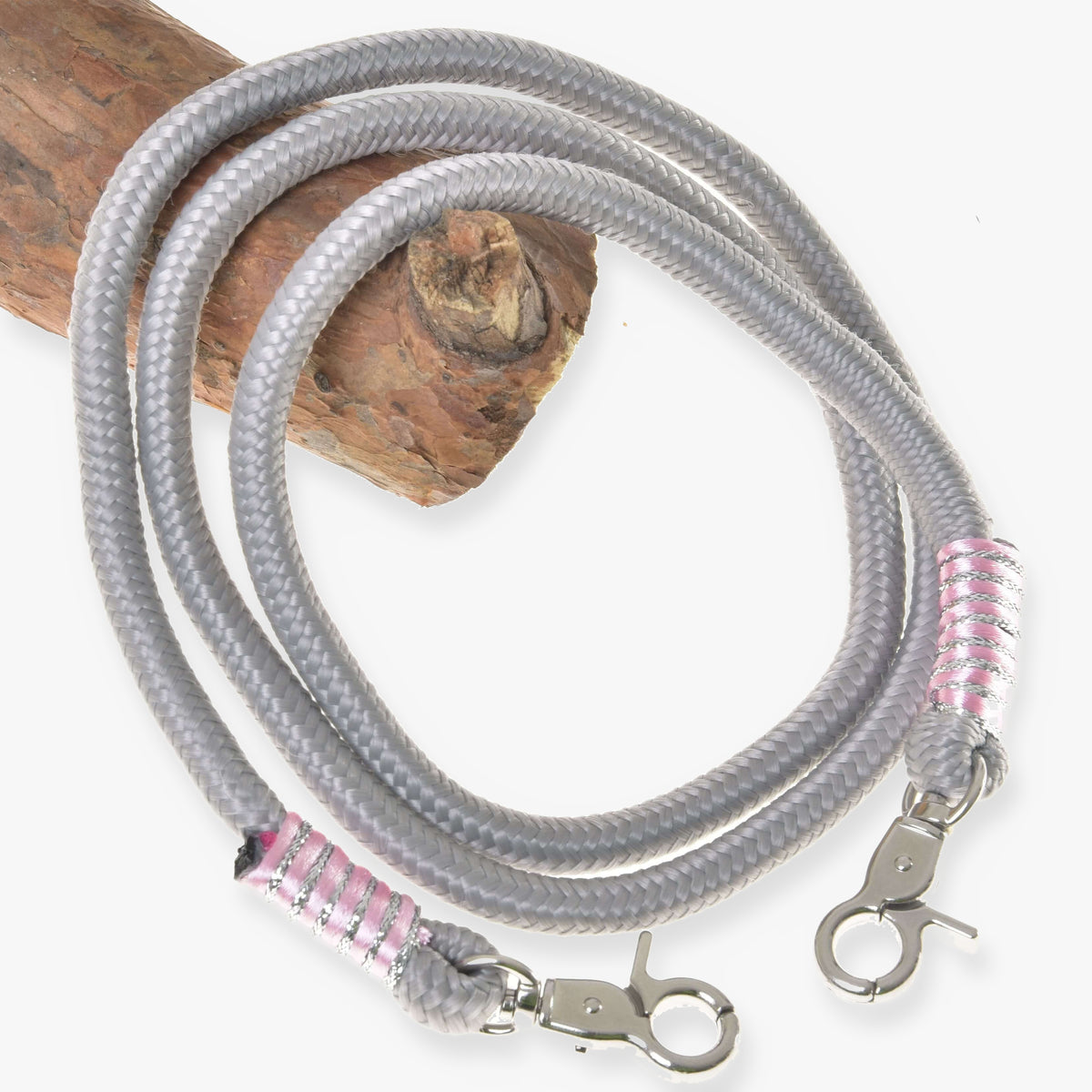 Hobby Horse tyglar Tizian från LarDen, ljusgrå reptyglar med lindningar i rosa och silver och två silverfärgade karbinhakar