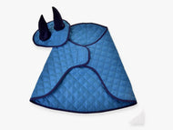 LarDen Hobby Horse Set Thermo Sky: diamond-quilted blue blanket with a front strap and matching ear bonnet with navy ears