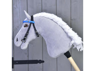 Hobby Horse träns med blått pannband från LarDen på ett grått käpphästhuvud i plysch med lång flätad vit man av garn