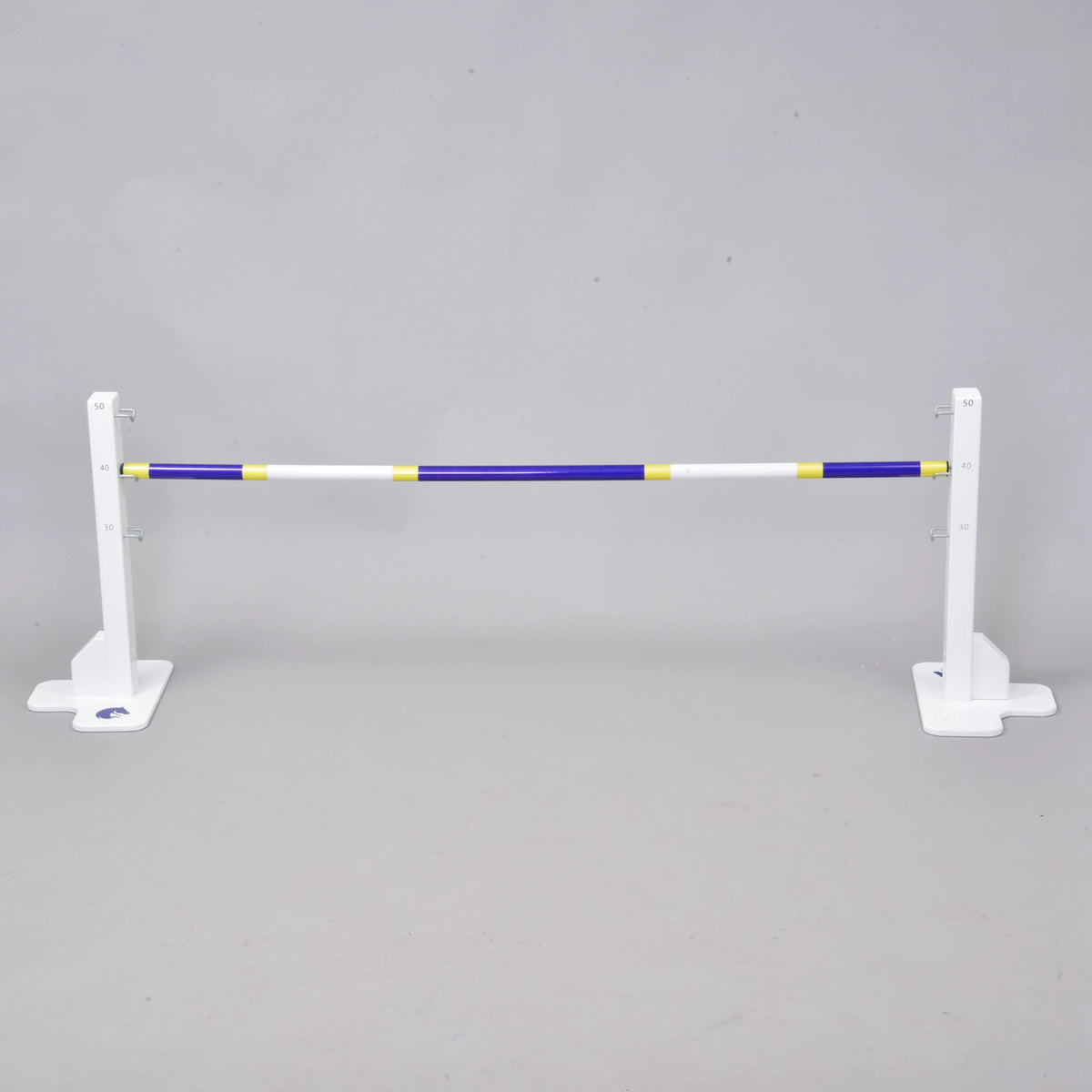 LarDen Hobby Horse hinder med en blå, vit och gul bom på två låga vita hinderstöd med höjdmarkeringar från 30 till 50 cm