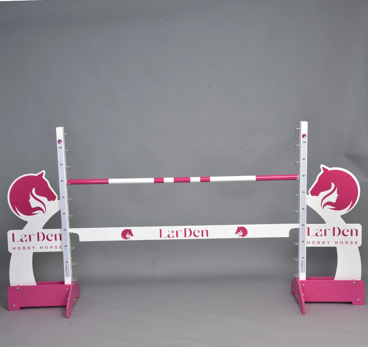 Hobby Horse hinder från LarDen med rosa vingar med hästhuvud, rosa fötter, en rosa och vit bom och en vit utfyllnadsskiva