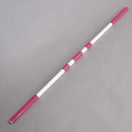 LarDen Hobby Horse hinderbom rosa med blanka rosa ändar och rosa och vita ränder, liggande diagonalt på grått underlag