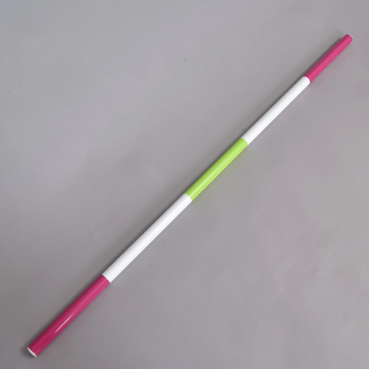 LarDen Hobby Horse hinderbom rosa-grön med rosa ändar, långa vita partier och limegrön mitt, på ett grått golv