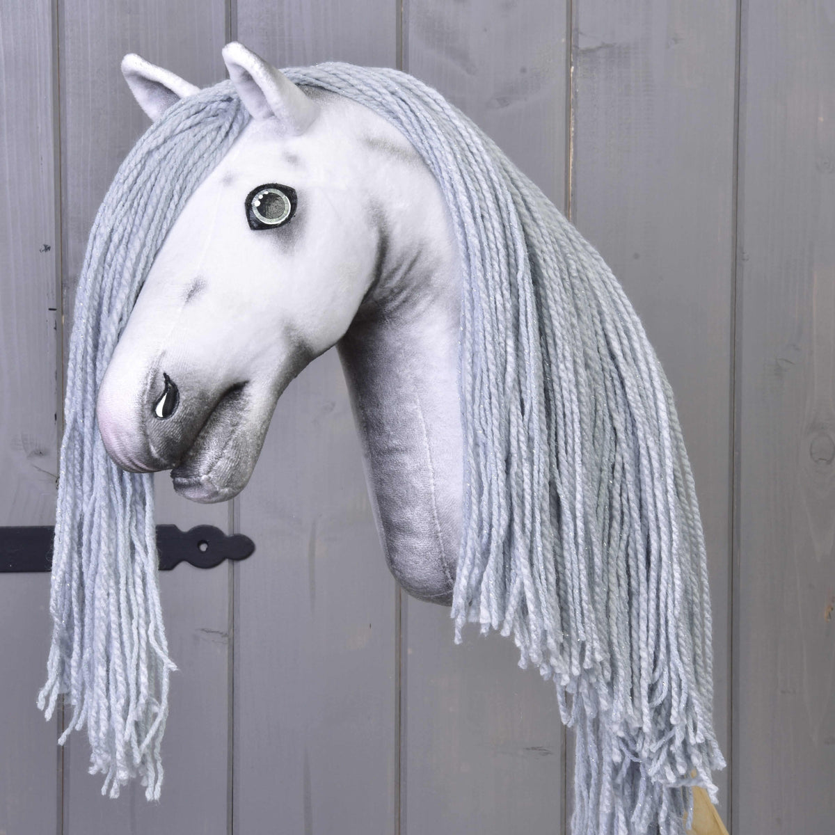 Hobby Horse enhörning Silver utan horn och utrustning, med vitt plyschhuvud och lång grå man av garn på båda sidor