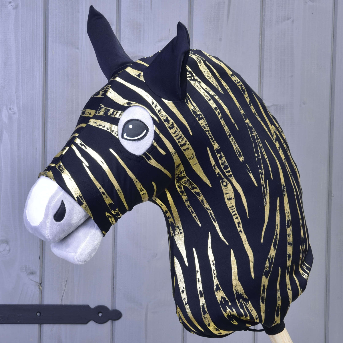 Hobby Horse skyddsdräkt Zebra Gold (Lycra) från LarDen: svart med metalliska guldfärgade sebraränder, täcker hela huvudet
