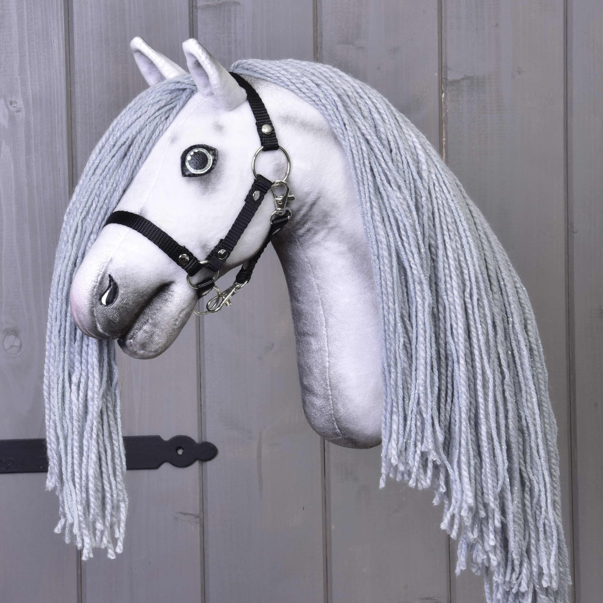 Hobby Horse enhörning Silver snett framifrån i svart grimma, grå skuggning i det vita ansiktet och lång grå man