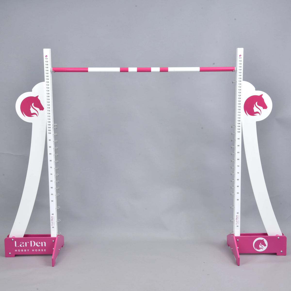 LarDen Hobby Horse puissancehinder med höga svängda vita vingar, rosa logotyper med hästhuvud, rosa fötter och en rosavit övre bom