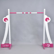 LarDen Hobby Horse puissancehinder med höga svängda vita vingar, rosa logotyper med hästhuvud, rosa fötter och en rosavit övre bom