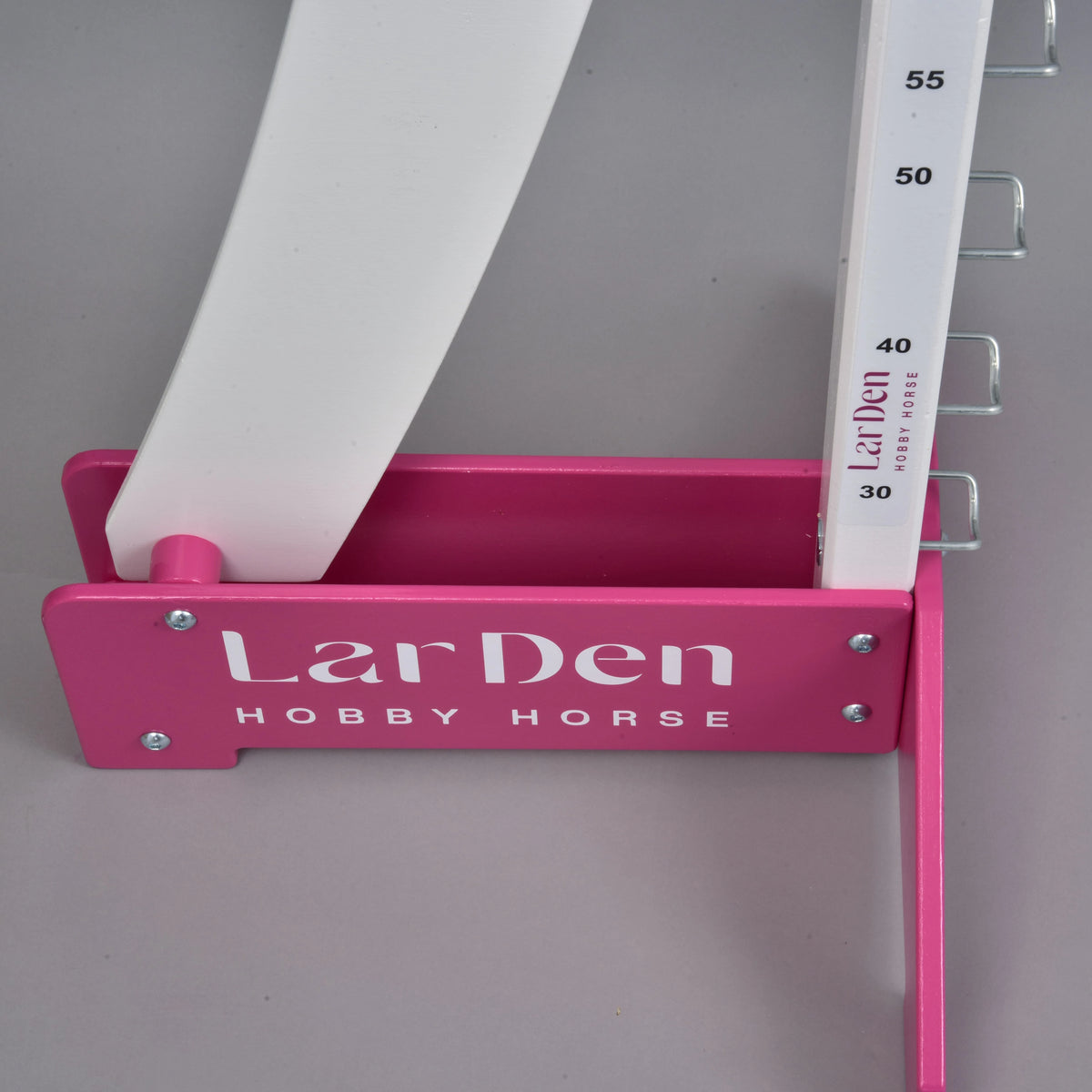 Närbild av en rosa fot med vit text LarDen Hobby Horse som håller stolpen markerad från 30 till 55 cm