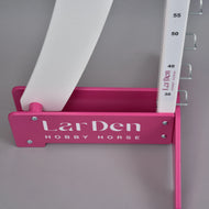Närbild av en rosa fot med vit text LarDen Hobby Horse som håller stolpen markerad från 30 till 55 cm