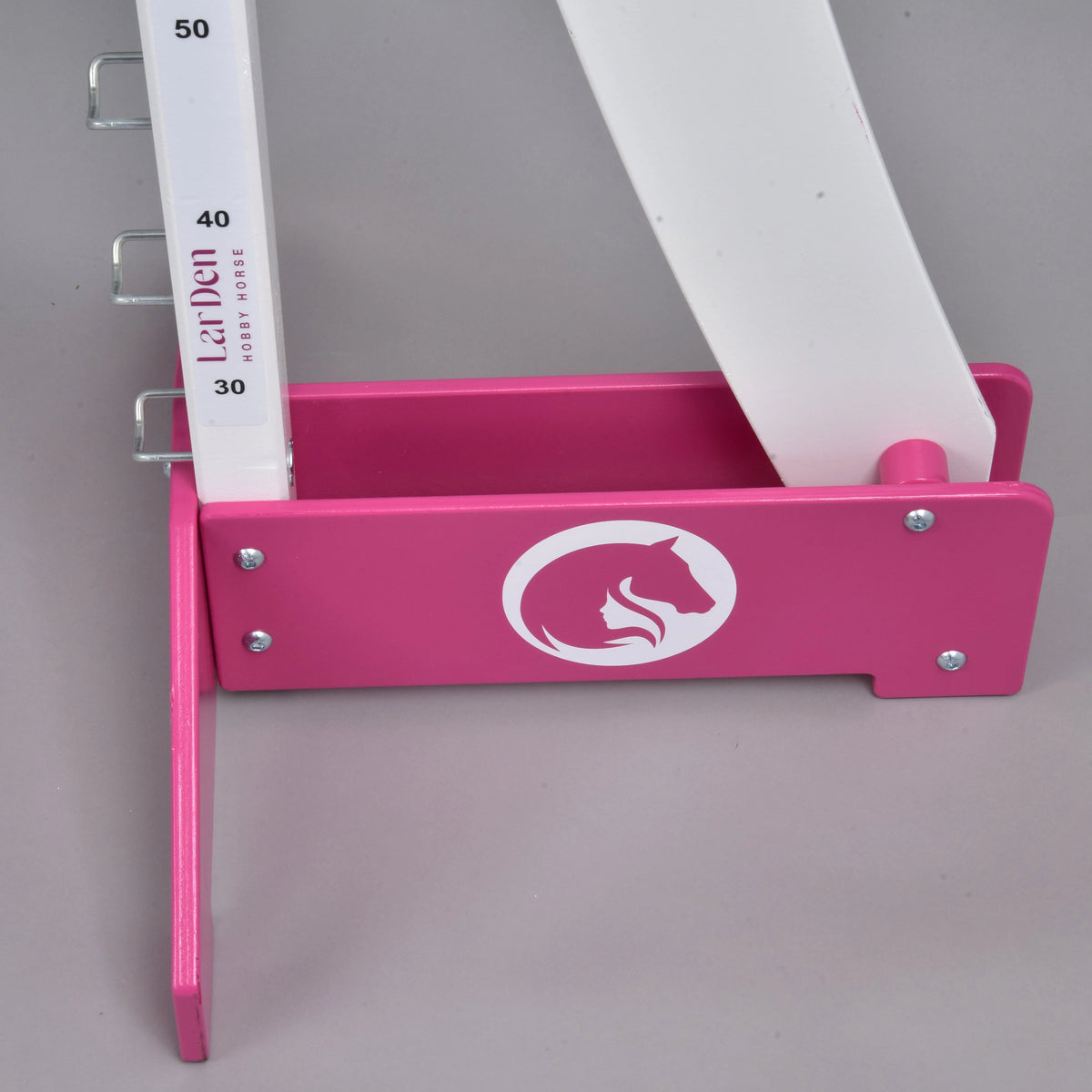 Den andra rosa foten med en rund vit logotyp med hästhuvud och flicka, med den svängda vita vingen bakom