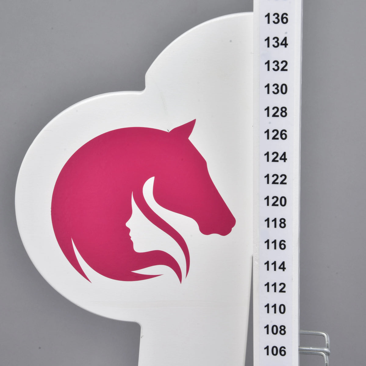 Den motsatta vingen med den spegelvända rosa logotypen till vänster om stolpen, höjdmarkeringar från 106 till 136 cm i steg om 2 cm