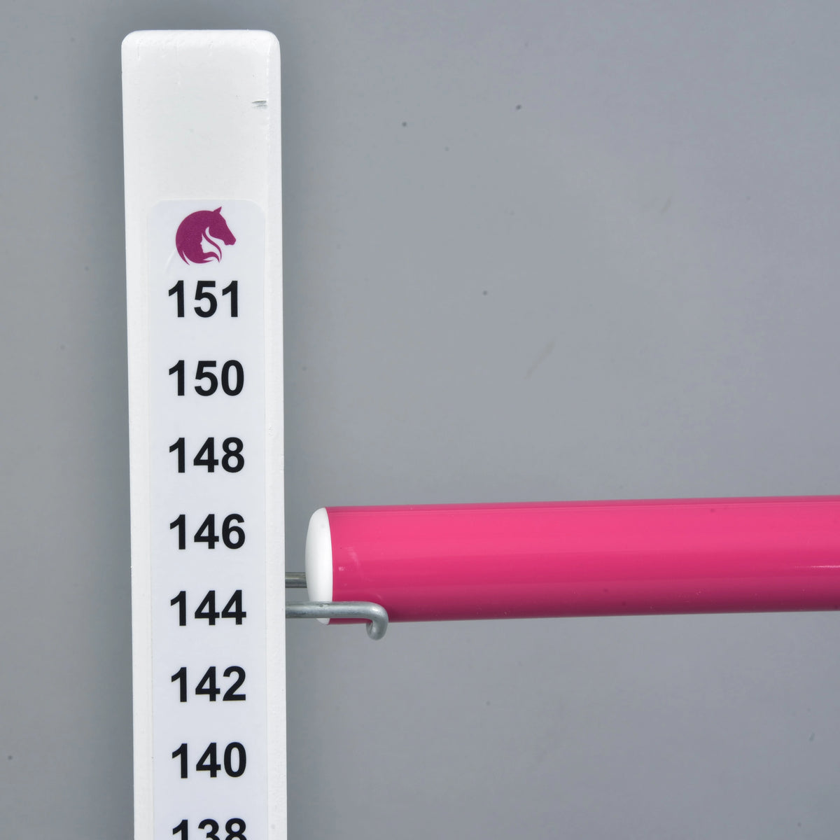 Toppen av skalan med en rosa hästlogotyp ovanför 151 cm och den rosa bommen vilande på kroken vid 144