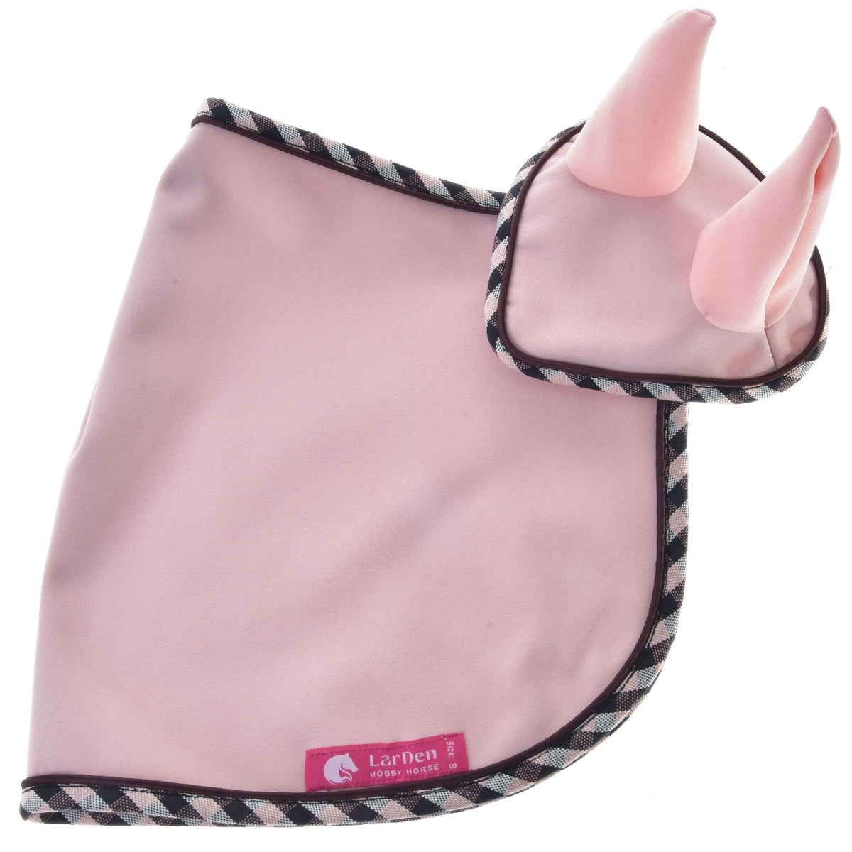 Hobby Horse Set Abby utbrett på vit bakgrund, slätt ljusrosa tyg med rutigt kantband, rosa öron och rosa etikett från LarDen