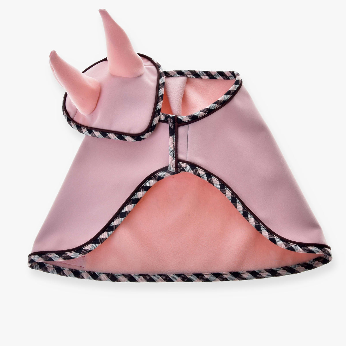 Hobby Horse Set Abby från LarDen: ljusrosa täcke och flughuva med svartvitt rutigt kantband och mjukt rosa foder