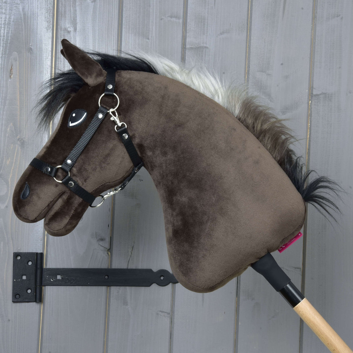 Hobby Horse Alfredo i vänsterprofil, den svarta och silvergrå manen står upp längs den mörkbruna halsen