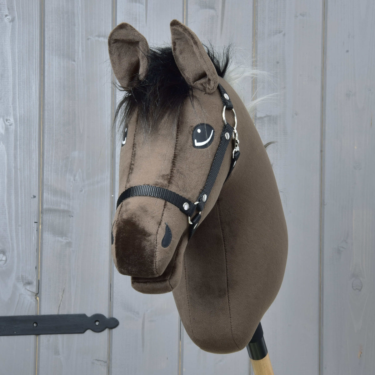 Hobby Horse Alfredo framifrån med rufsig svart pannlugg, mörkbrun plysch och svart grimma