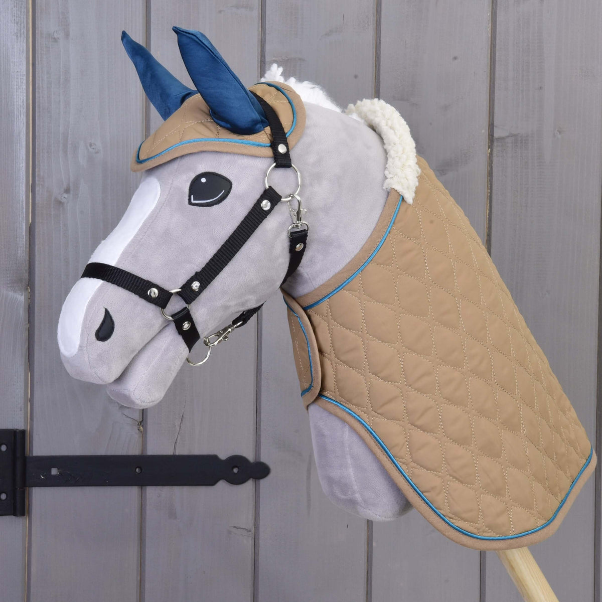 Grå käpphäst av plysch i det beige quiltade setet Almond Star med marinblå öron, sherpakrage och svart grimma