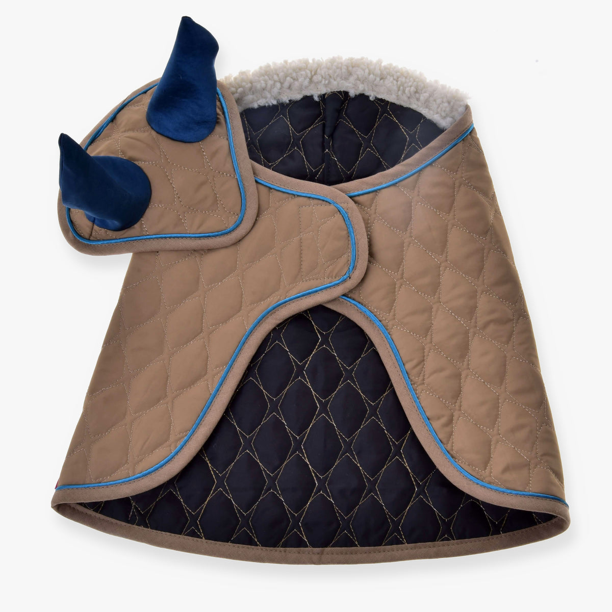 Hobby Horse Set Almond Star från LarDen: beige quiltat täcke och flughuva med marinblå öron och blå passpoal