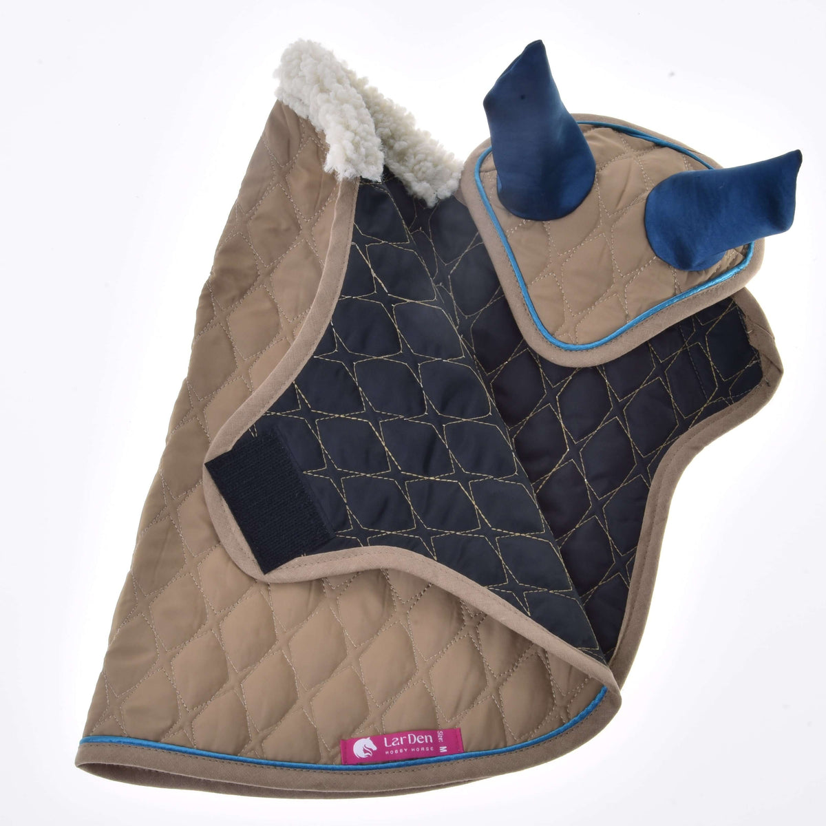 Beige täcke och flughuva vända så att det marinblå quiltade fodret, bröstknäppningen och den rosa etiketten från LarDen syns