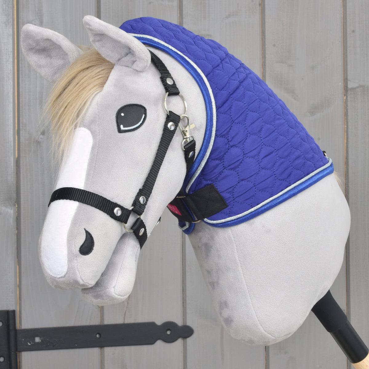 Grå käpphäst som bara bär den avtagbara halsdelen Bluebell, kungsblå quiltning med silverfärgad och blå passpoal