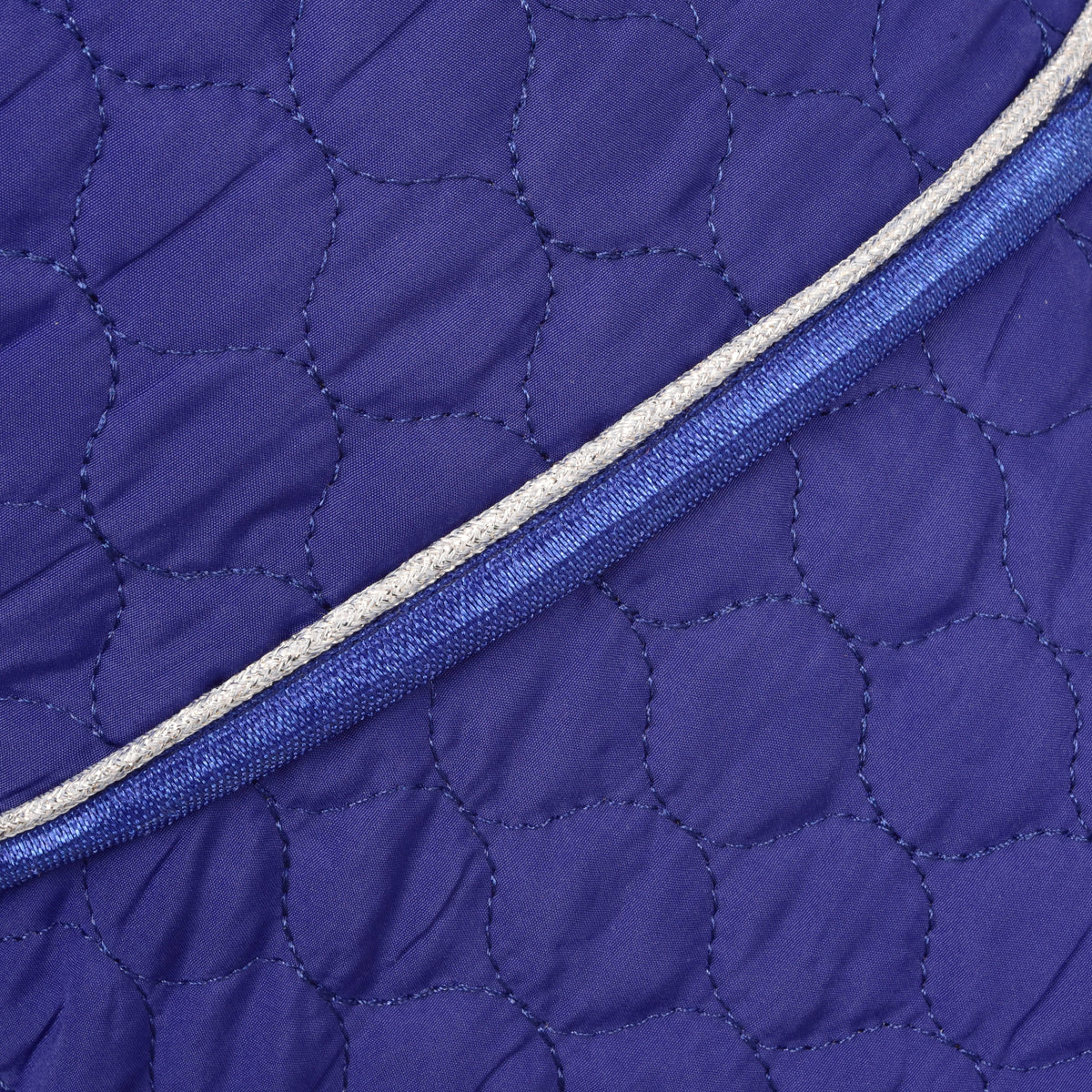 Täcke med avtagbar halsdel Bluebell för Hobby Horse i närbild, kungsblå cirkelquiltning med silverfärgad och blå passpoal