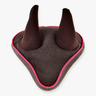 Hobby Horse flughuva Rosewood från LarDen i brunt melerat tyg med mörkbruna öron och klarrosa passpoal