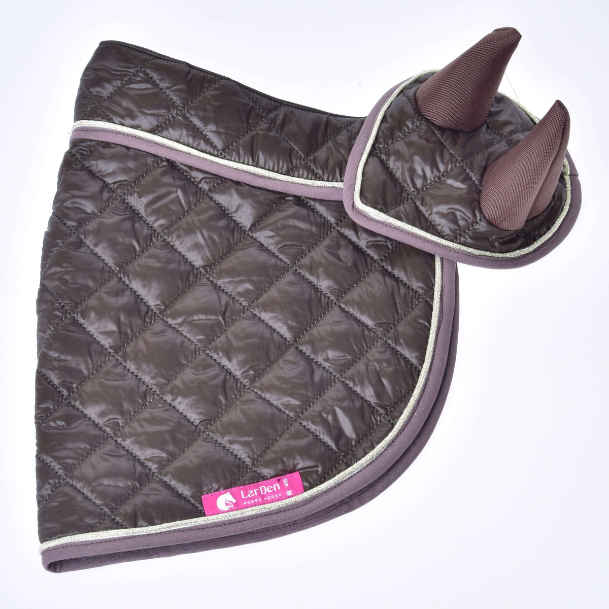 Hobby Horse Set Thermo Chocolate laid flat: quilted brown blanket and matching ear bonnet with a pink LarDen label