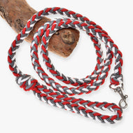 LarDen Hobby Horse flätat grimskaft rött och vitt, upprullat grimskaft av paracord i rött, grått och vitt med karbinhake av metall