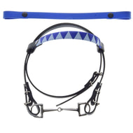 Svart träns för Hobby Horse med bett, ett blått pannband med triangelmönster och ett extra enfärgat blått pannband på vit bakgrund