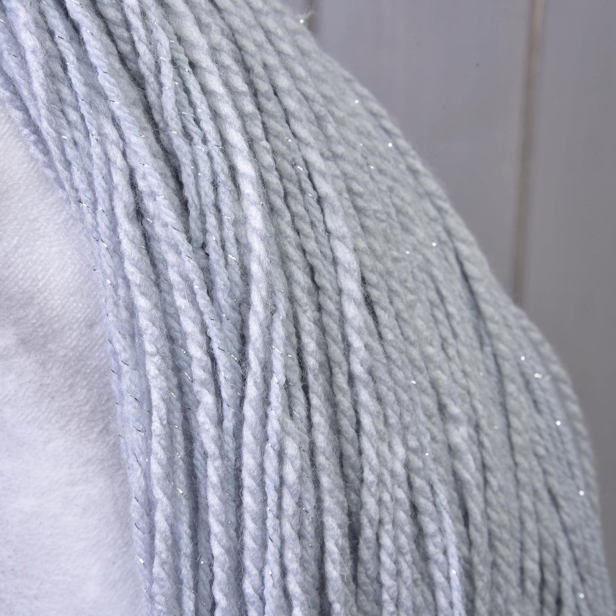 Detalj av den ljusgrå manen av garn på Hobby Horse enhörning Silver, tvinnade trådar med fin silverglittertråd