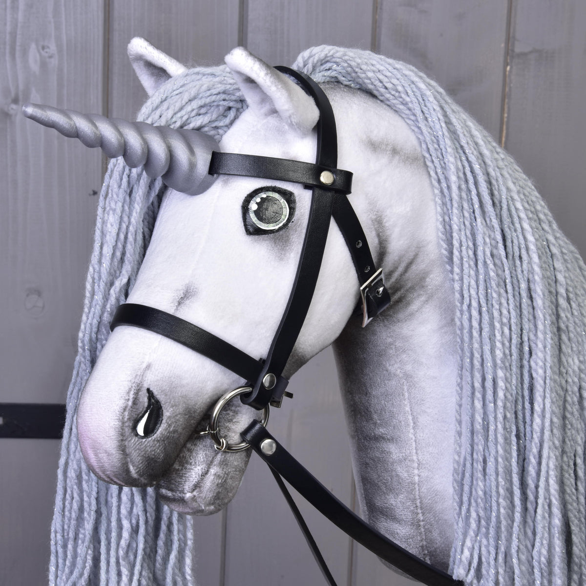 Hobby Horse enhörning Silver med träns och grimma från LarDen, vit med silverfärgat horn och lång grå man av garn