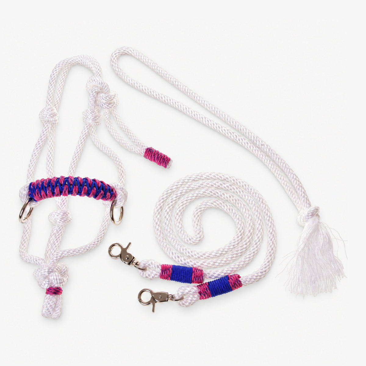 Hobby Horse repset vitt från LarDen: vit repgrimma med blå och rosa flätad nosrem och tyglar av rep med tofs