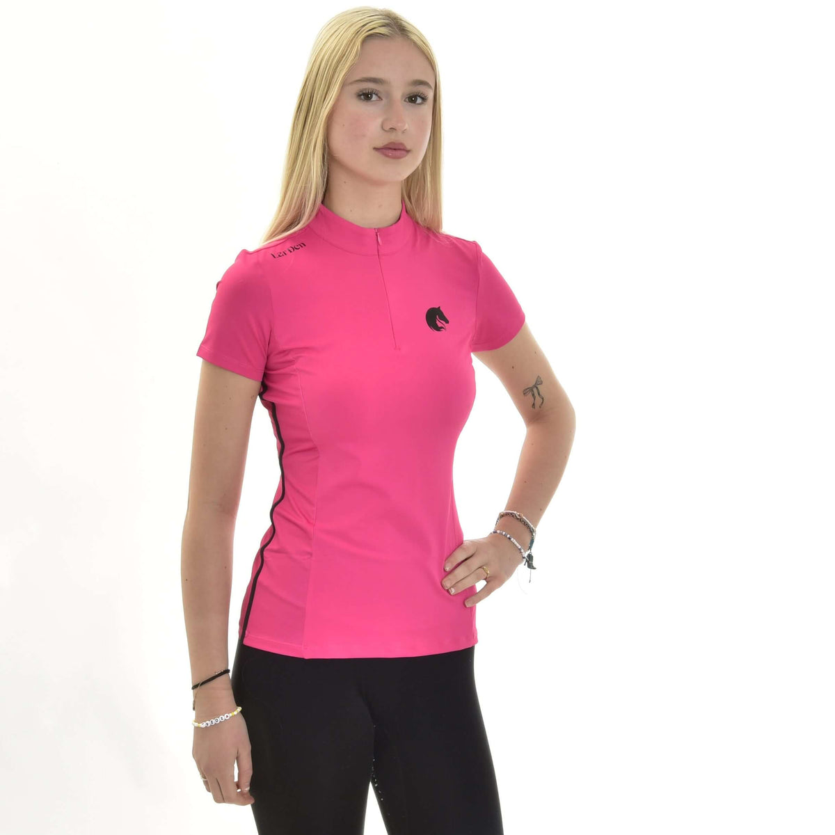 Hobby Horse T-shirt LarDen Pink på en blond flicka, en figursydd sporttröja med kort dragkedja och svart hästhuvudslogga