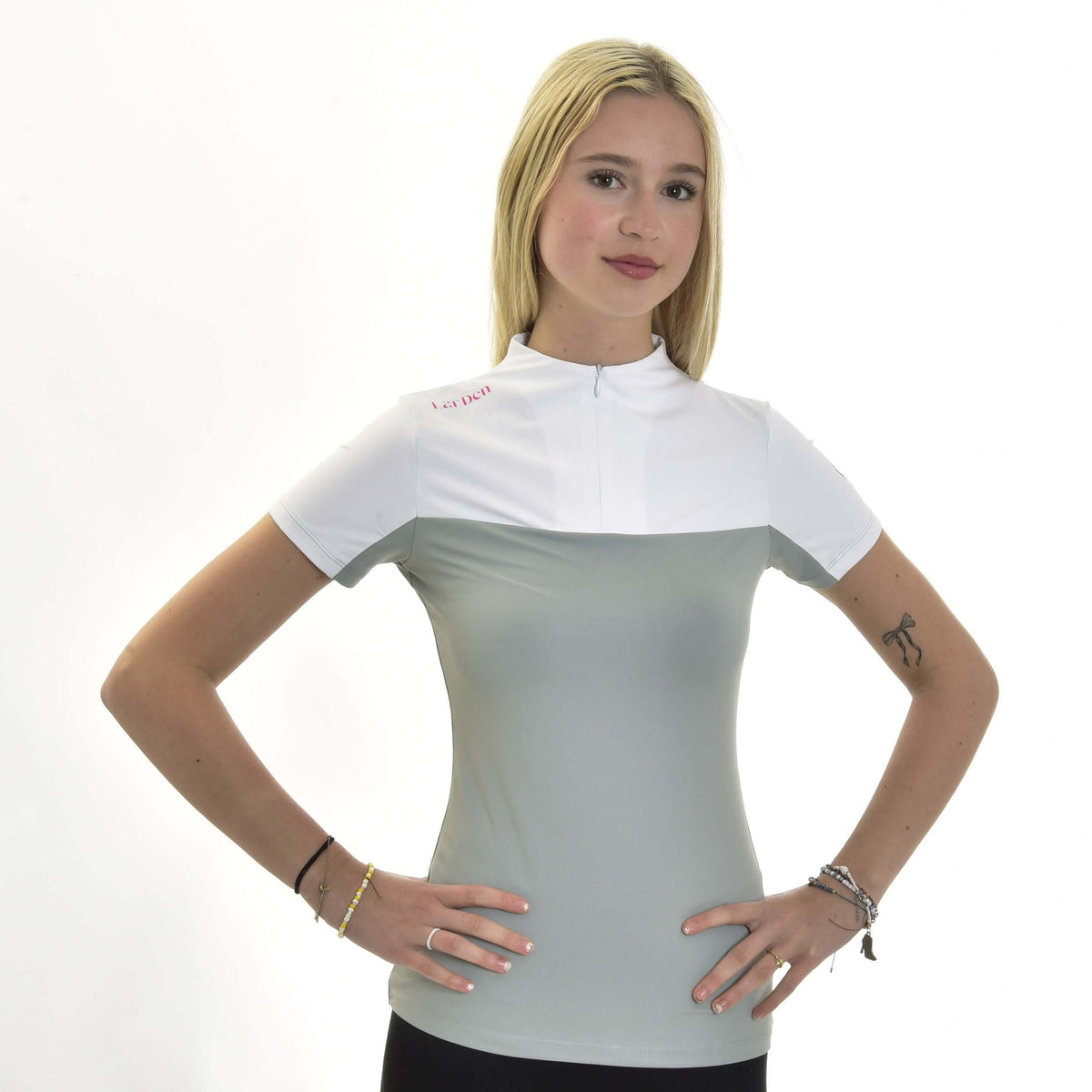 Hobby Horse T-shirt LarDen Premium på en blond flicka, vitt ok och ljusgrå kropp med kort dragkedja vid kragen