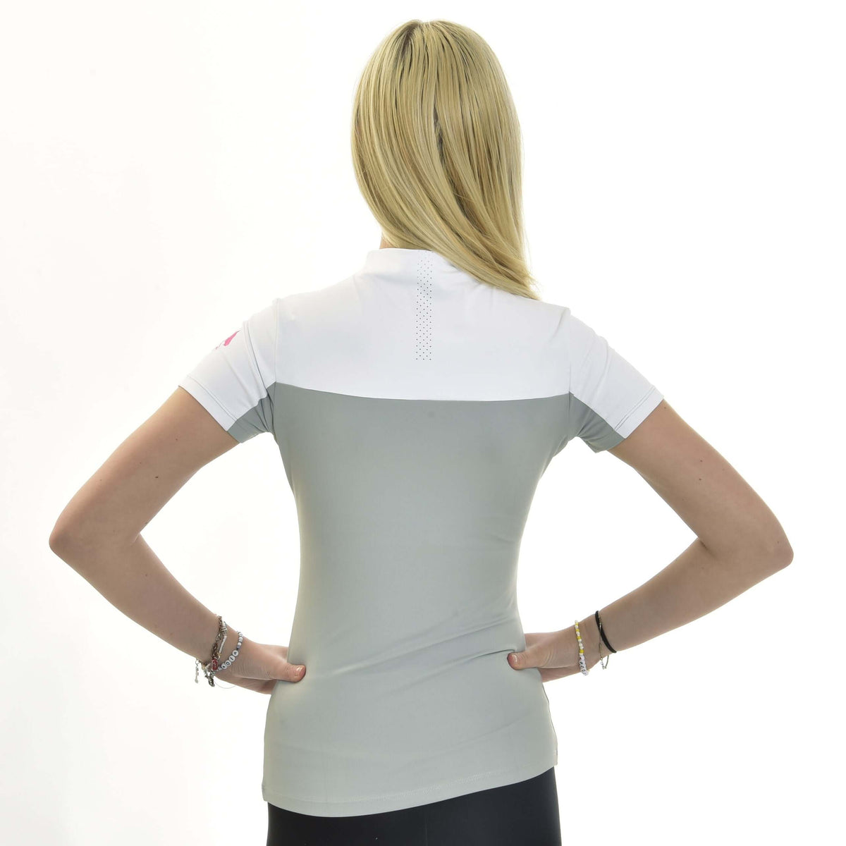 Blond flicka bakifrån med händerna i sidan i den vit-grå Hobby Horse T-shirten Premium, en perforerad rand vid nacken