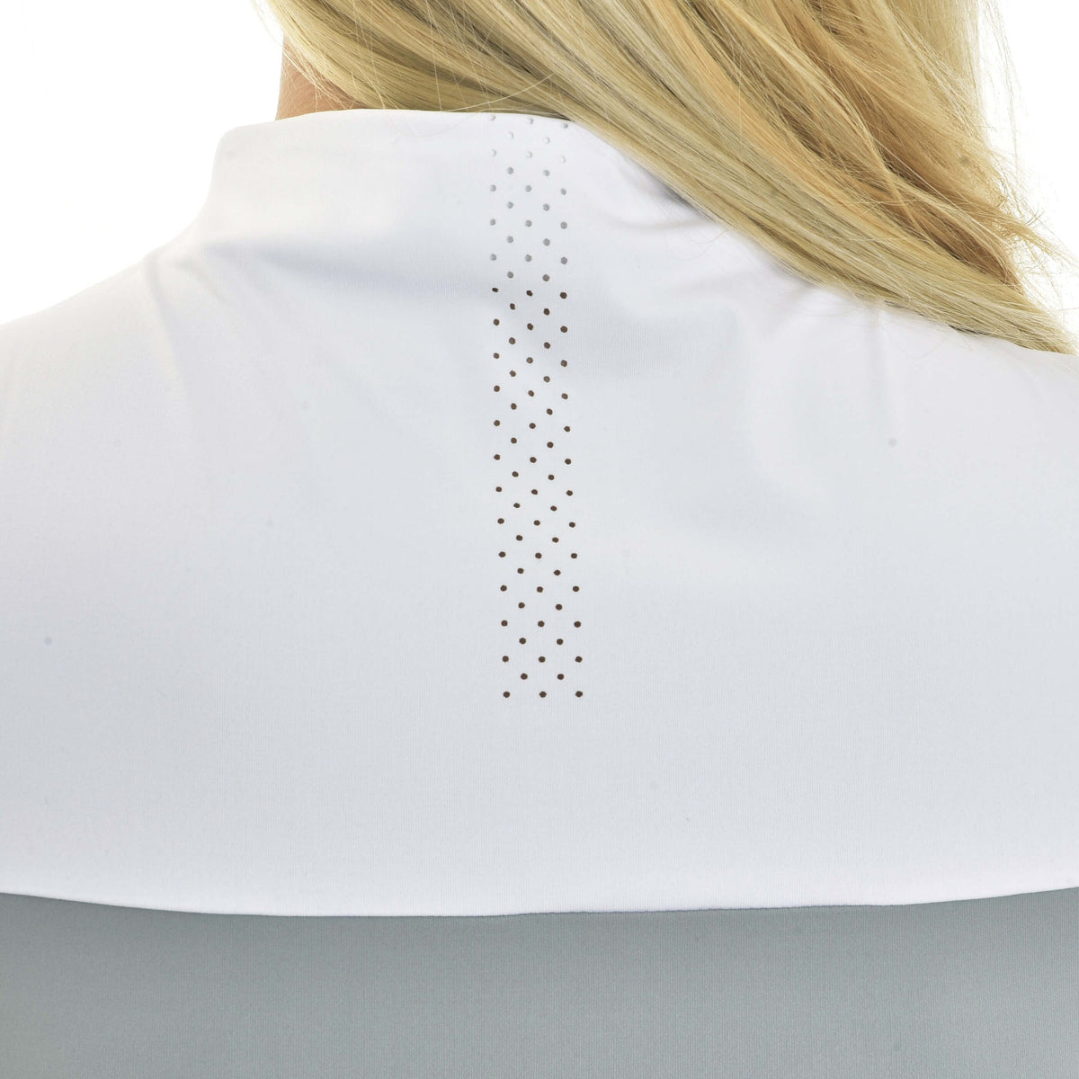 Närbild av den lodräta raden av små ventilationshål på det vita oket baktill på Hobby Horse T-shirten Premium