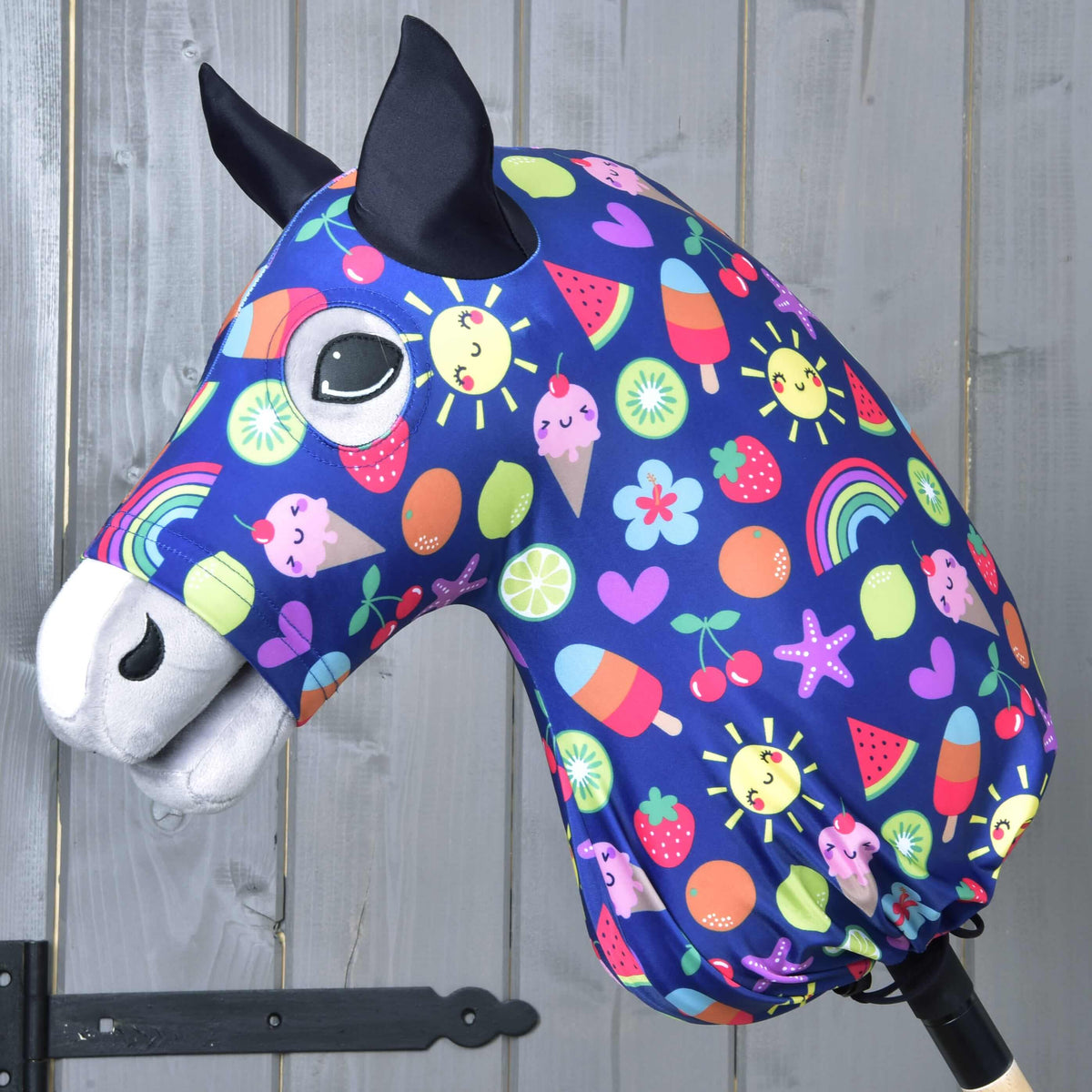 Hobby Horse skyddsdräkt Happiness från LarDen på ett käpphästhuvud i plysch: marinblått tryck med solar, regnbågar och glassar, svarta öron