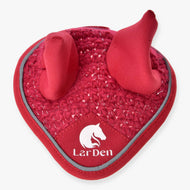 Hobby Horse flughuva virkad Red Sport från LarDen i röd virkning med silverglitter, grå passpoal och vit logga