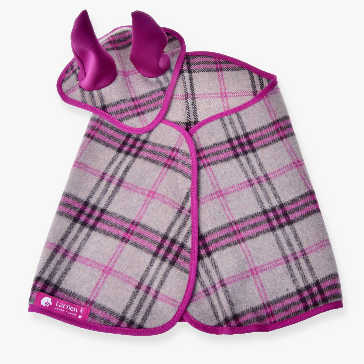 Hobby Horse Set Cube Pink från LarDen, beigerutigt täcke och flughuva med rosa och grå ränder och rosa öron