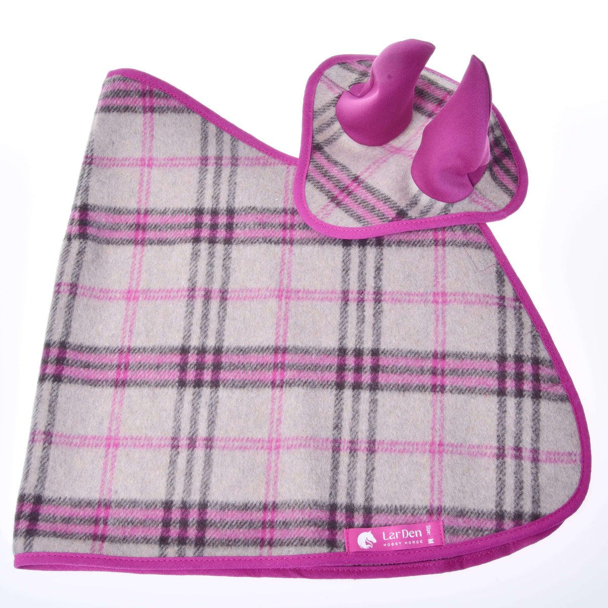 Utsidan av det beigerutiga täcket till Hobby Horse med flughuvan ovanpå och rosa etikett från LarDen