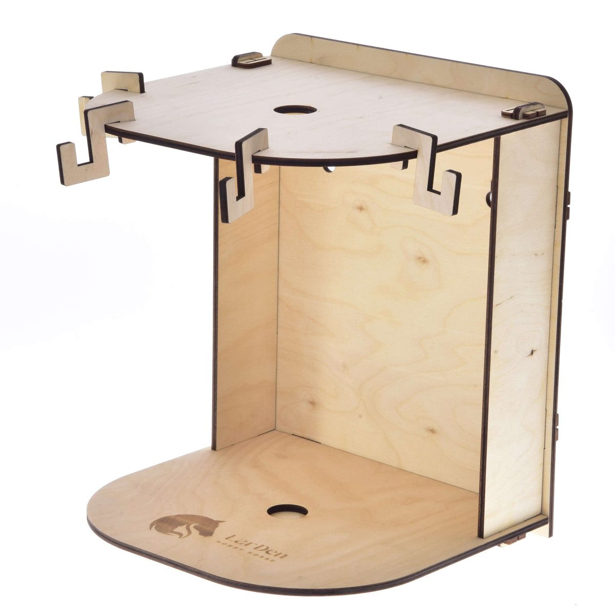 Litet stall för Hobby Horse från LarDen i ljus plywood, med fyra krokar på den övre hyllan och ingraverad logga på foten