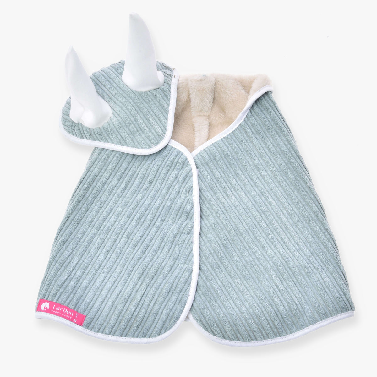 Hobby Horse set Manchester Little Green från LarDen: salviagrönt täcke och flughuva i manchestertyg med krämvit fleecekrage