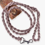 Hobby Horse grimskaft Knitted Almond från LarDen, flätat grimskaft av paracord med silverfärgad karbinhake, hängande över en gren